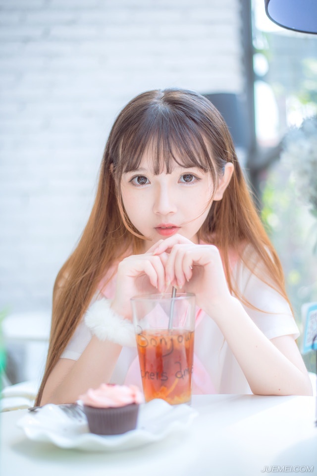 事实上，我十分安然于一本好书，一个长夜和一杯热茶的宁静生活。对于人生，这已是很大的福分，因为我们没有生活在战乱和极权统治的国家里，这份自由是我十分感激而珍爱的。——三毛《亲爱的三毛》